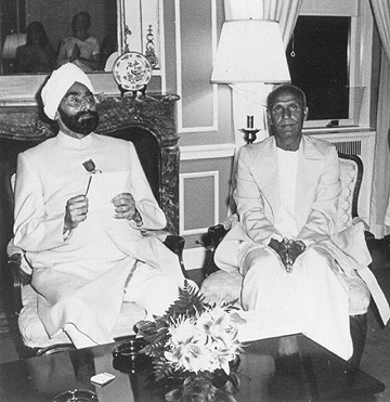 Sri Chinmoy meditating with President of India Giani Zail Singh.