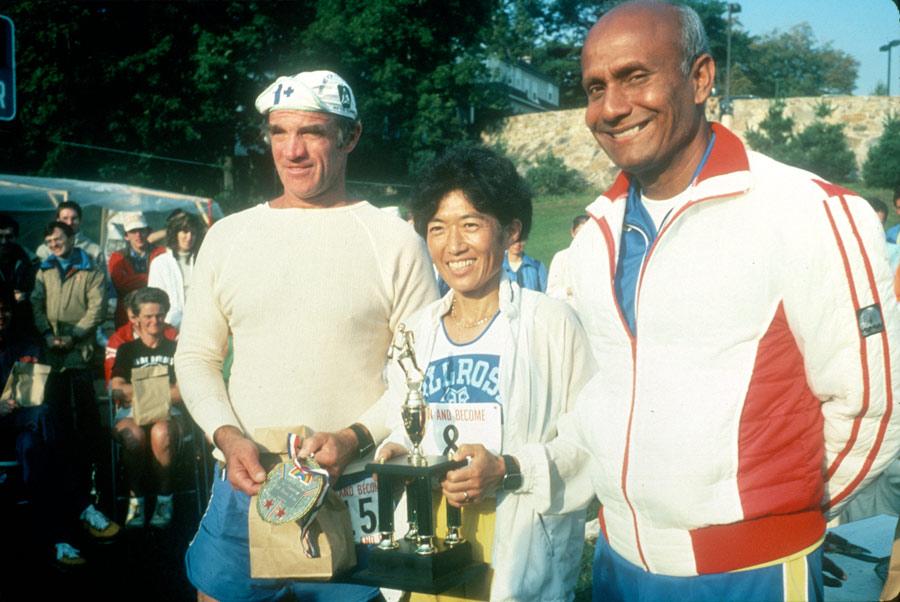Sri Chinmoy presenting the award to Sue Medaglia