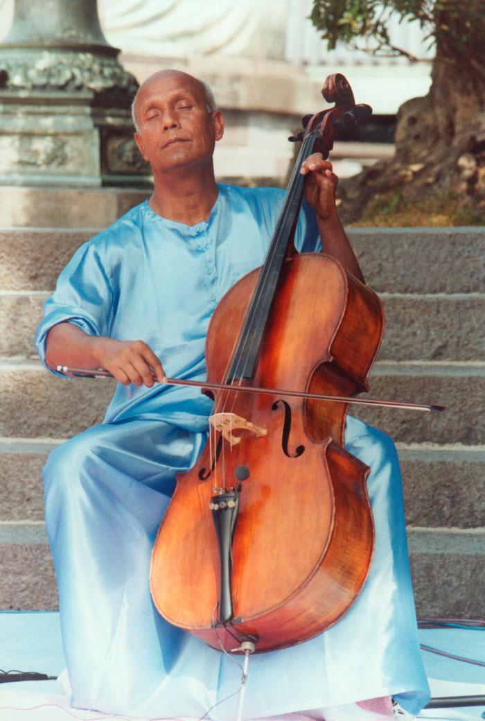 Sri Chinmoy playing the cello before the Kamakura Buddha