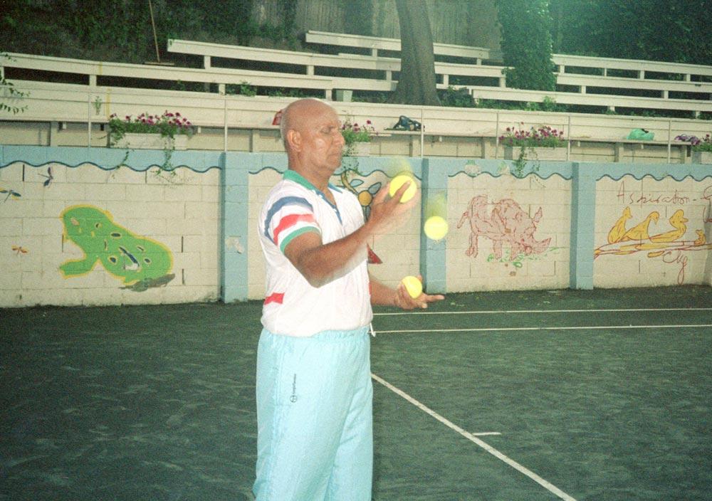 sri-chinmoy-juggling